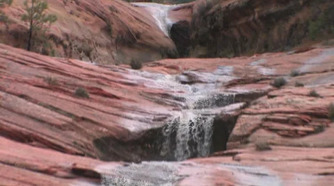 Water cascades down sandstone cliffs after a brief rain 스톡 동영상 55738538