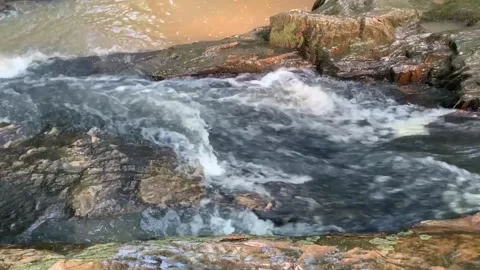WATER CASCADING BETWEEN ROCKS IN A SMALL STREAM Vidéo 131336979