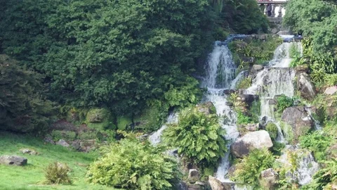 Water Cascading Down Rocks On A Lake, UK Vídeos de archivo 162883243