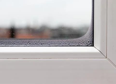 Water condensating in edge of window creating droplets leading to mold Foto stock