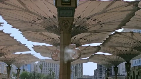 Water-cooled mist on circulation at the compound of Nabawi mosque in Al Madinah 스톡 동영상 317178346