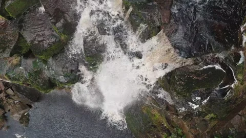 Water crashes over dark, mossy rocks Vidéo 342931201