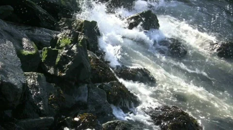 Water crashes on rocks Vidéo 694084