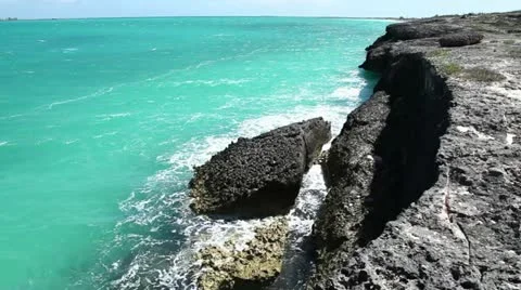 Water crashing on rocks Video stock 10960153