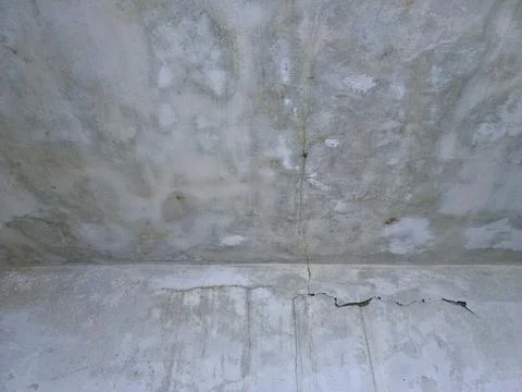 Water damaged ceiling and wall with crack and peeling paint Stock-Fotos