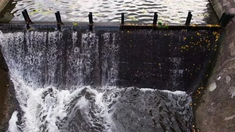 Water difference in the lake in the city park creates a small waterfall 스톡 동영상 219019045