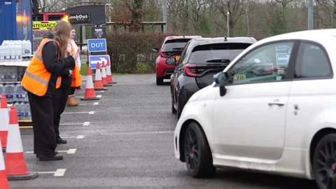 Water distributed as 30,000 properties hit by outages
 Vídeo Stock 326324504