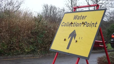 Water distributed as 30,000 properties hit by outages Vídeo Stock 326476996