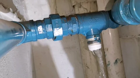 Water does not stop when the 'T' connector at the 1-inch supply water pipe Stock Footage 120002568