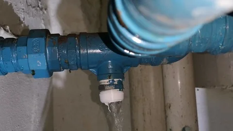 Water does not stop when the 'T' connector at the 1-inch supply water pipe Stock Footage 120002844