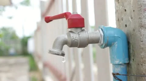 Water dripping Stockbeeldmateriaal 20451365