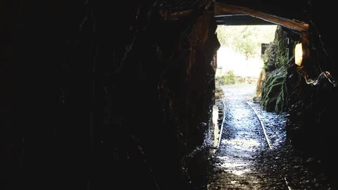 Water dripping inside of dark mine near entrance Vídeos de archivo 117168813