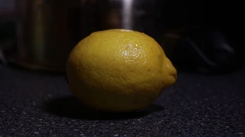 Water dripping on a lemon. Slow motion Video stock 111180398