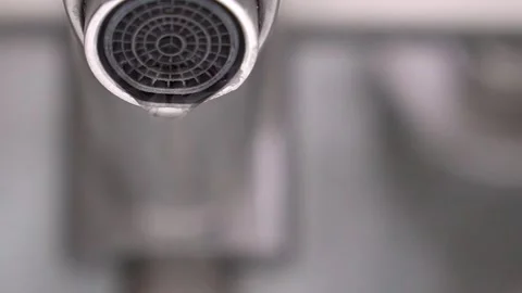 Water dripping from tap in slow motion 库存影片 302540146