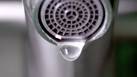 Water dripping from tap in slow motion 库存影片 302540359