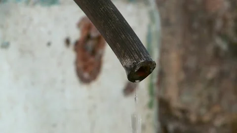 Water drips from the faucet Stockbeeldmateriaal 336848467