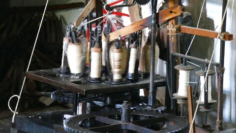 Water drives ancient braid knitting mechanism. Video stock 105370958