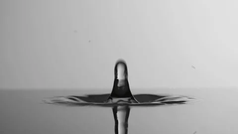 Water drop drips to liquid surface full hd slow-motion video extreme close up Vidéo 83100231