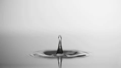 Water drop drips to liquid surface full hd slow-motion video nature close up Vidéo 83100426