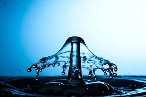 Water drop falling and colliding Stock-Fotos
