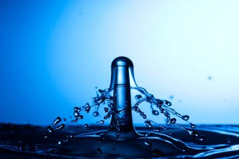 Water drop falling and colliding Foto stock