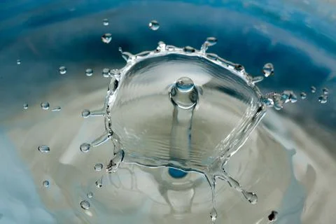 Water drop falling and colliding Foto stock