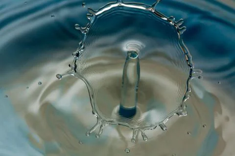 Water drop falling and colliding Foto stock