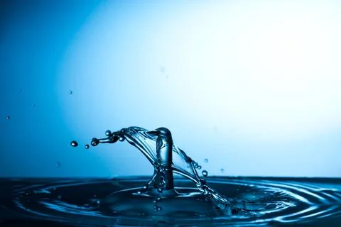 Water drop falling and colliding Foto stock