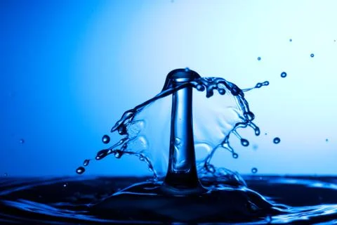 Water drop falling and colliding Foto stock
