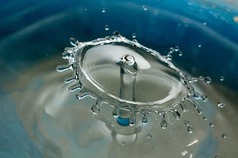 Water drop falling and colliding Foto stock