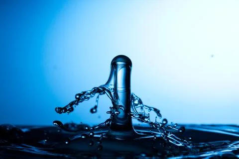 Water drop falling and colliding Foto stock