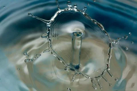 Water drop falling and colliding Foto stock