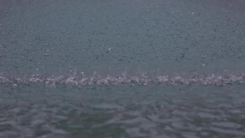 Water drop falling to liquid surface Stock-Footage 127570946