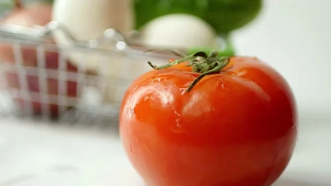 Water drop on fresh tomato. Video stock 151029098