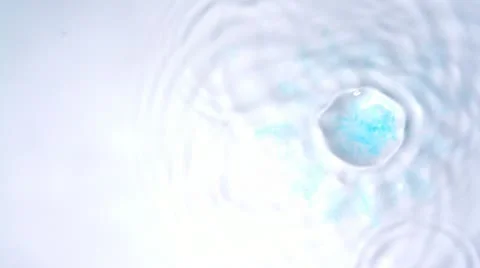 Water drop making ripple, Slow Motion Vidéo 12160977