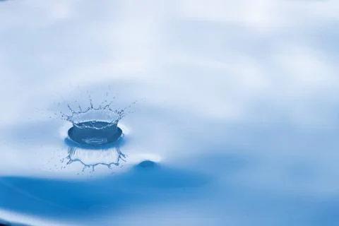 Water drop splash with reflection. Stock-Fotos