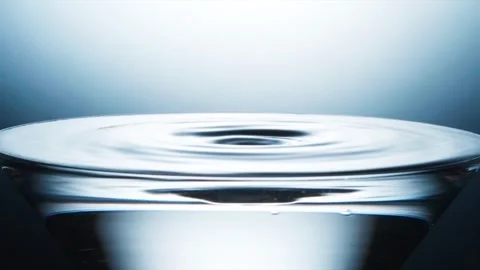 Water Drop Splash In Slow Motion-Macro Shot Stockbeeldmateriaal 335464948
