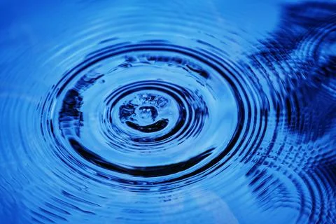 Water droplets affect the surface, forming rings on the surface. 스톡 사진