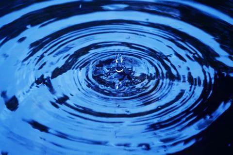 Water droplets affect the surface, forming rings on the surface. 스톡 사진