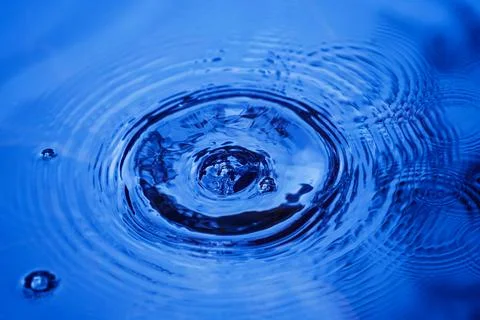 Water droplets affect the surface, forming rings on the surface. 스톡 사진