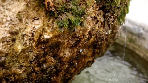 Water Droplets drop of the rock in slowmotion Video stock 87769899
