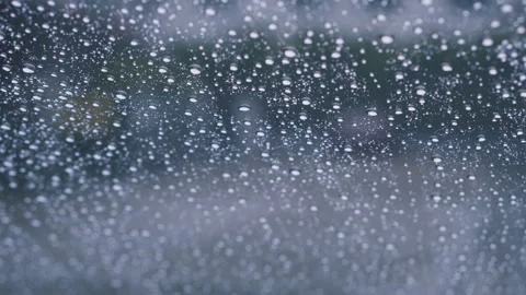 Water droplets flowing down on a clear glass background. separated raindrops Vidéo 195285006