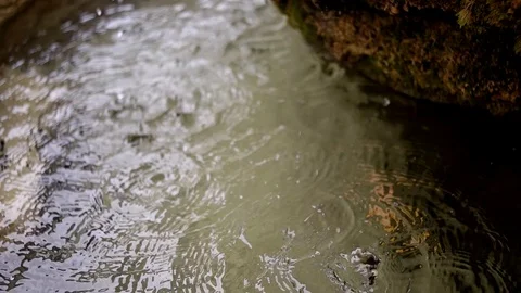 Water Droplets in slow motion in cave Video stock 87770045