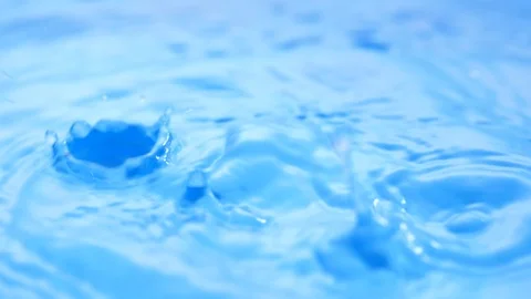 Water droplets (slow motion) Stockbeeldmateriaal 101361025