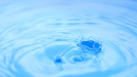 Water droplets (slow motion) Stockbeeldmateriaal 101361081