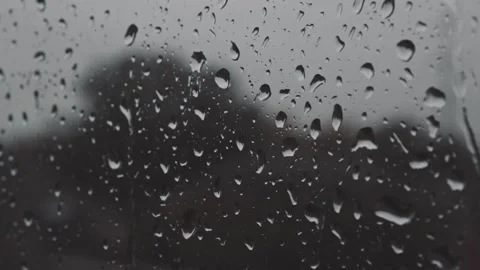 Water droplets stream down on window glass after strong rain in details close up Stockbeeldmateriaal 163186240