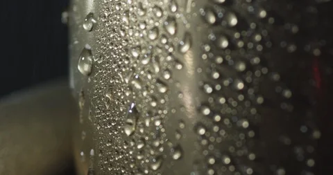 Water drops on the bottle Vidéo 112097853