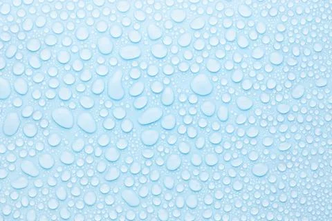 Water drops on cold soft light blue background as pattern of different round  Foto stock