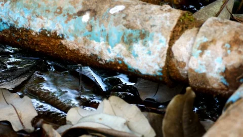 Water drops from the cracks of the pipe5 Vídeos de archivo 104328043