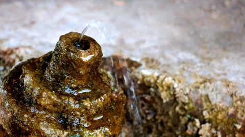 Water drops from the cracks of the pipe6 Vídeos de archivo 104328357